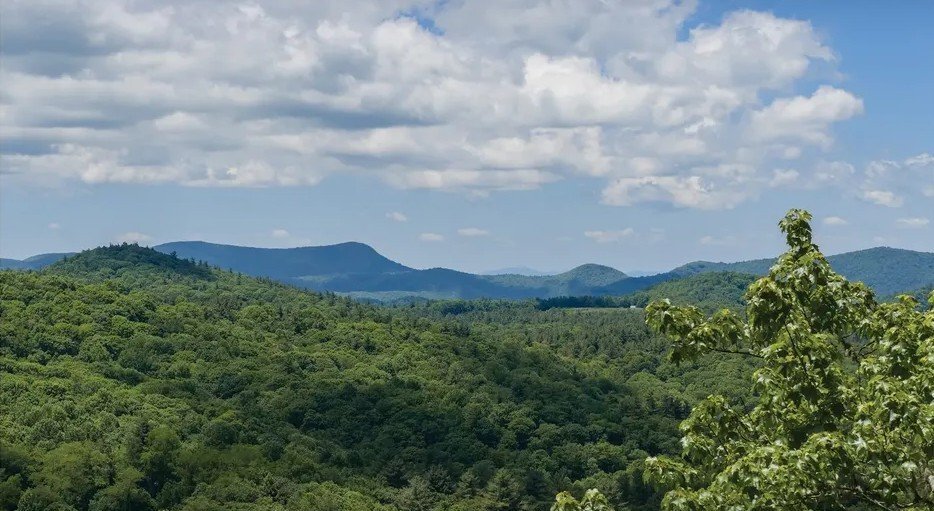 Layered mountain view of the Highlands-Cashiers Plateau